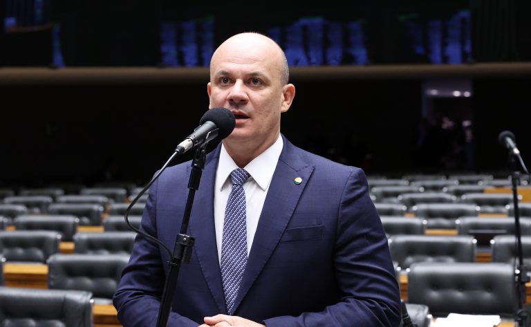 Projeto atualiza crime de perseguição para detalhar condutas digitais