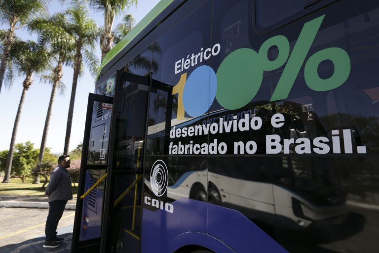 Projeto cria política nacional para eletrificação da frota no Brasil