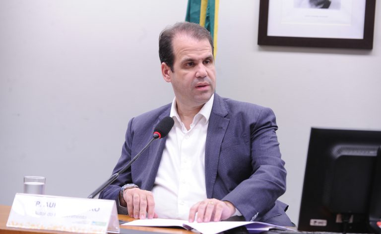 Projeto de lei exige daltonismo e cor nas etiquetas de roupas