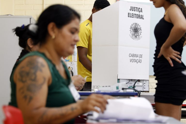 Propaganda eleitoral gratuita no rádio e na TV recomeça para o segundo turno