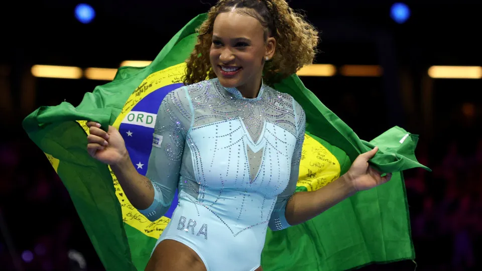 Rebeca Andrade conquista tricampeonato mundial no salto e chega a 10 pódios