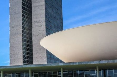 Taxa de renovação da câmara dos deputados atinge 38,7% nas eleições