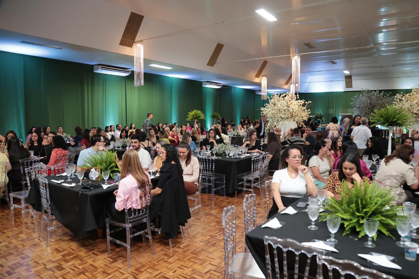Terra Roxa celebra o Dia dos Professores com noite de confraternização e reconhecimento