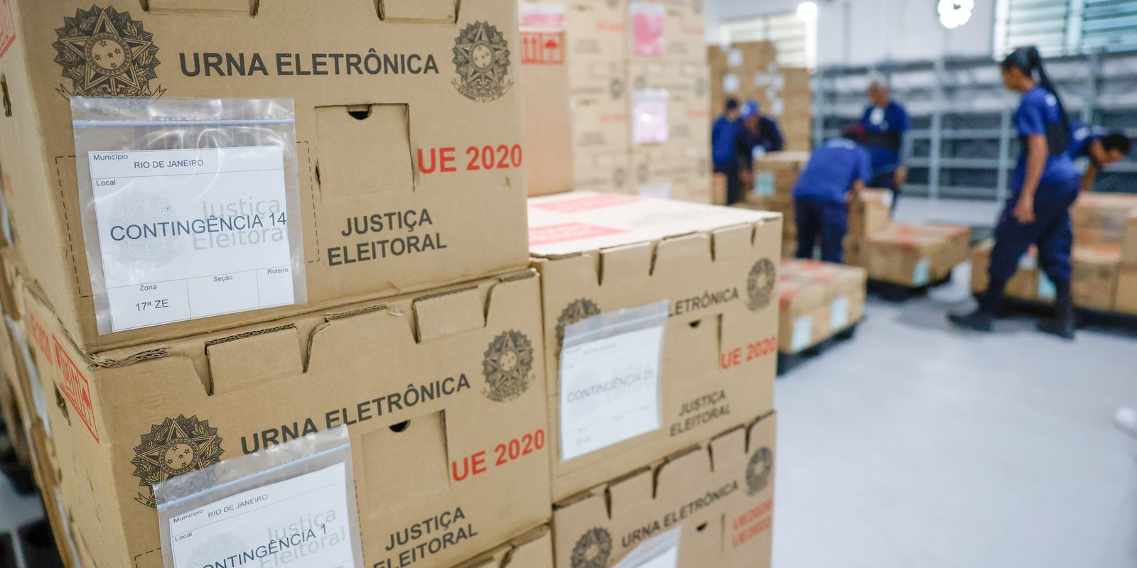 TREs distribuem urnas eletrônicas e preparam seções para a votação