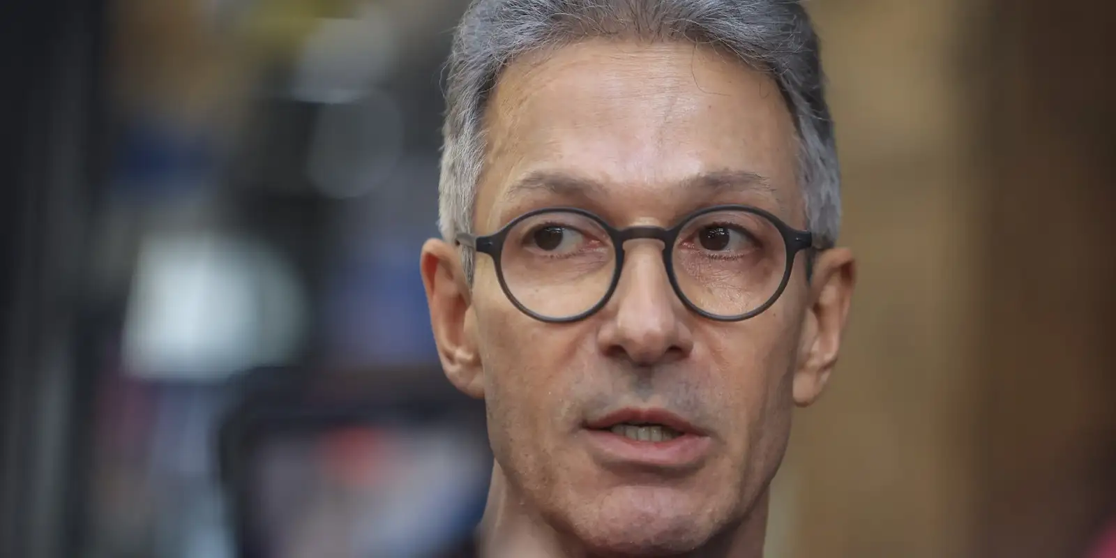 TRE-MG investiga Romeu Zema por suspeita de crime eleitoral na cabine de votação