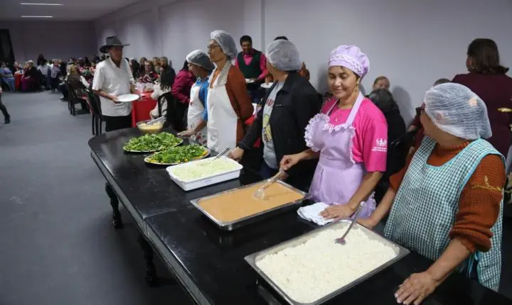 1º Jantar Dançante dos Idosos reúne participantes em noite de integração e alegria em Terra Roxa 