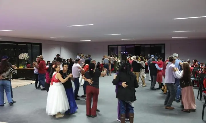 1º Jantar Dançante dos Idosos reúne participantes em noite de integração e alegria em Terra Roxa 
