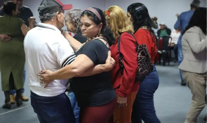 1º Jantar Dançante dos Idosos reúne participantes em noite de integração e alegria em Terra Roxa 