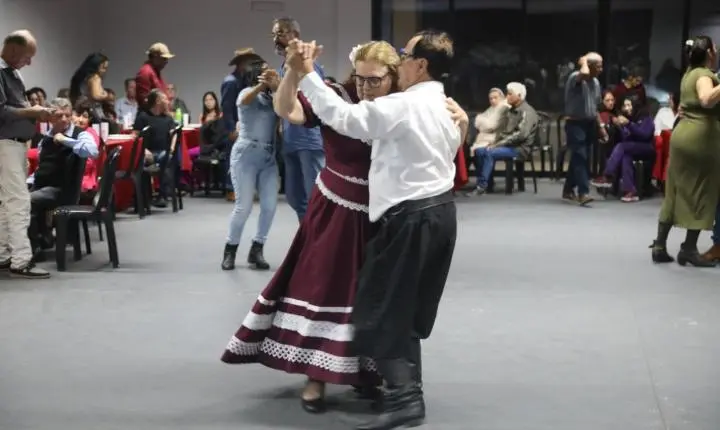 1º Jantar Dançante dos Idosos reúne participantes em noite de integração e alegria em Terra Roxa 