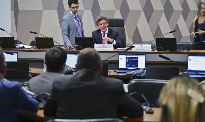 Impasse no Congresso adia a votação da MP sobre a taxa das blusinhas