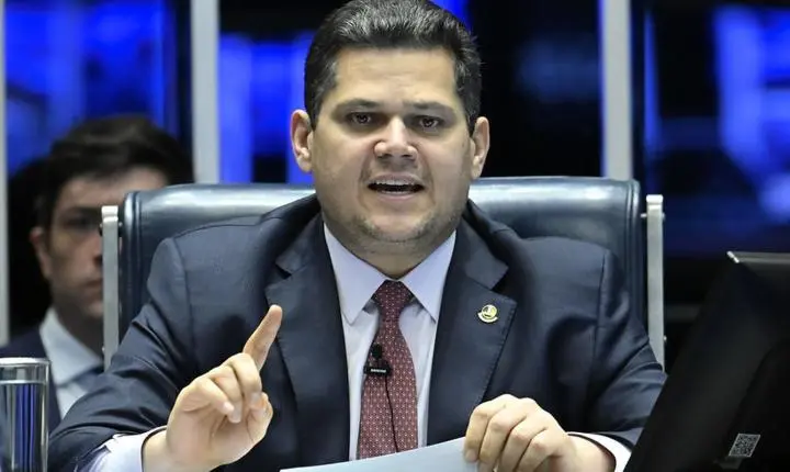 Alcolumbre define calendário para votar PEC do fim da escala 6x1 no Senado