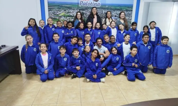 Alunos da Escola Terezinha Giron Agustini conhecem a Prefeitura e aprendem sobre os poderes públicos