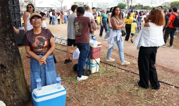 Desfile de 7 de setembro atrai ambulantes em busca de renda extra em brasília