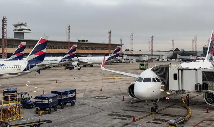 Anvisa atualiza normas de segurança sanitária em aviões e aeroportos do país