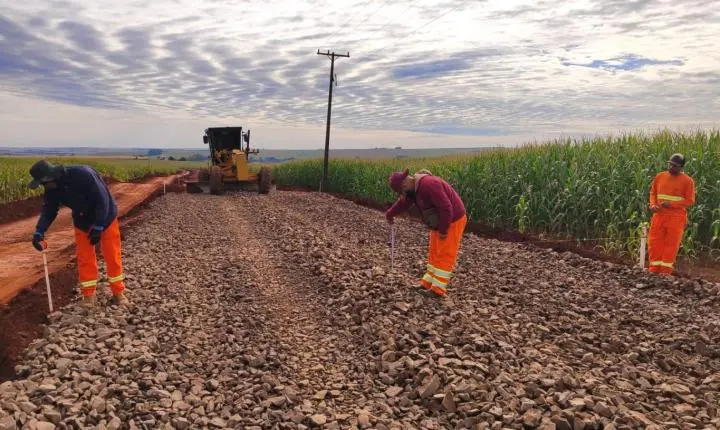 Asfaltamento na Estrada Barreiro avança com investimento de R$ 700 mil em Assis Chateaubriand