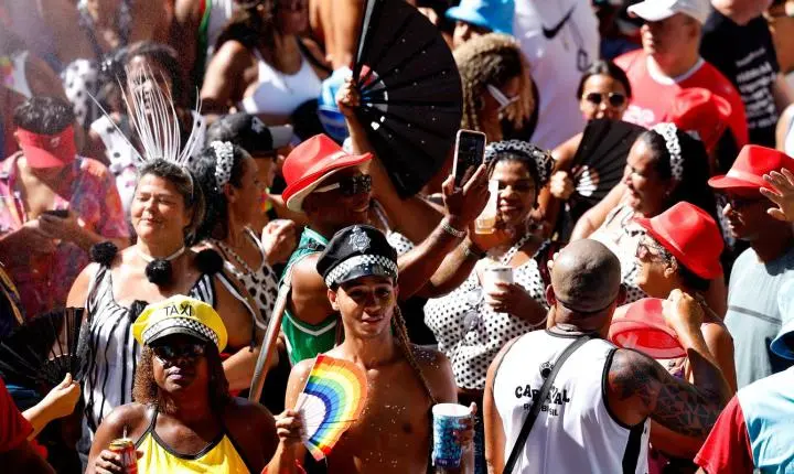 Ativistas denunciam 'blackface' em fantasias de carnaval