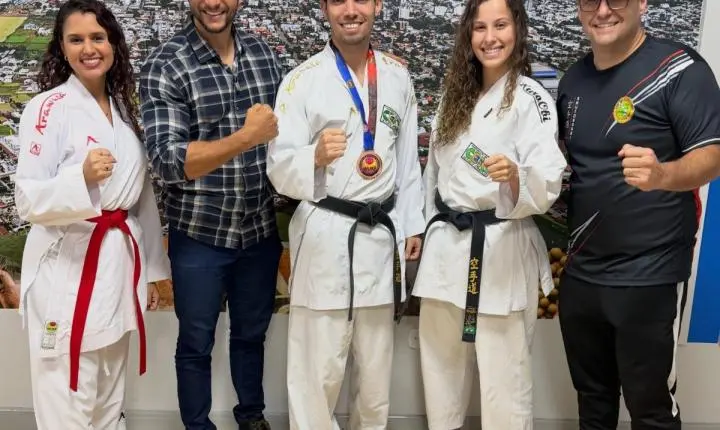 Atletas de Palotina são homenageados no gabinete do prefeito após destaque em Campeonato Mundial de Karatê
