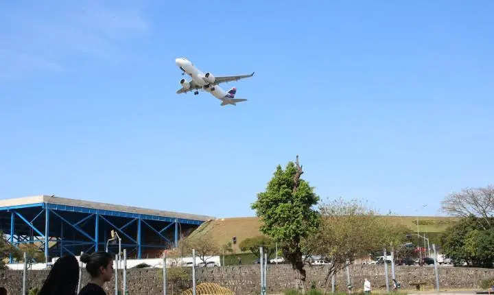 Avião da Aerolíneas Argentinas registra impacto de drone no Galeão