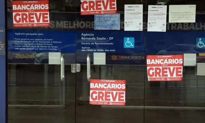 Funcionários rejeitam proposta e mantêm greve da Caixa por tempo indeterminado