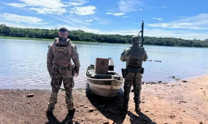 Barco carregado com cigarros é apreendido no Lago de Itaipu em Guaíra