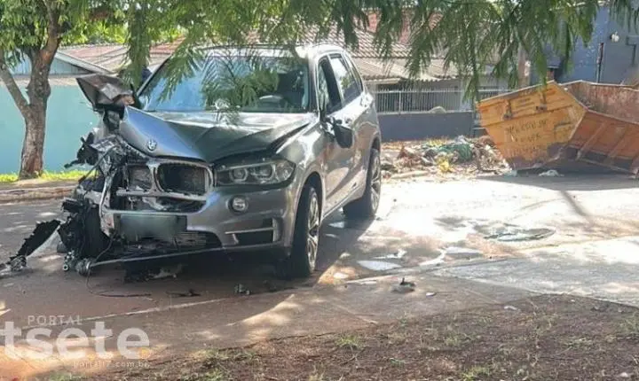 BMW tomba após colidir com caçamba de entulhos em Guaíra