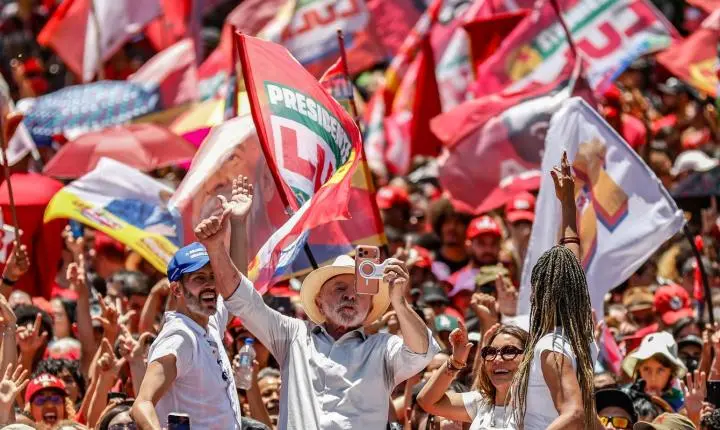 Lula defende fim da escala 6x1 e critica adversários em comício no DF