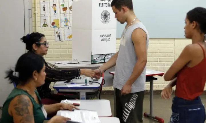 Brasileiros voltam às urnas no segundo turno das eleições neste domingo