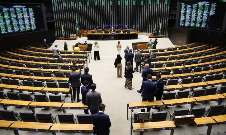 A Câmara pode votar mudanças no Código Penal e suspensão da CNH por abandono de animais