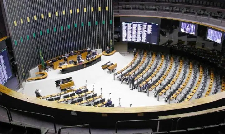 Câmara dos Deputados pode votar propostas sobre feminicídio e preço de combustíveis