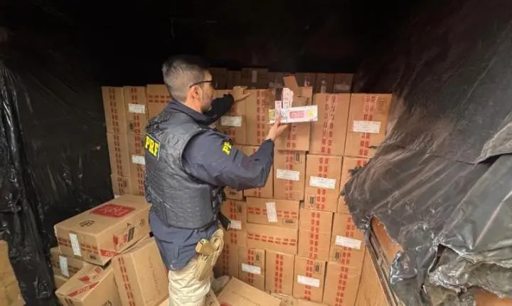 Caminhoneiro tenta forçar passagem em ponte interditada e abandona 500 mil maços de cigarros na BR-272