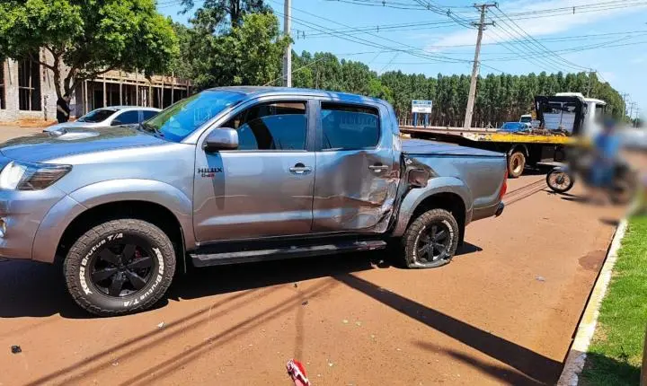 Caminhonete roda na pista após colisão com caminhão em frente ao cemitério municipal