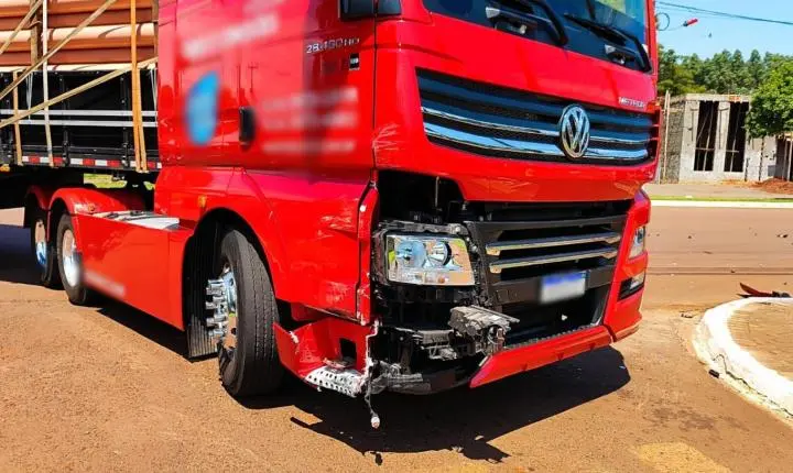 Caminhonete roda na pista após colisão com caminhão em frente ao cemitério municipal