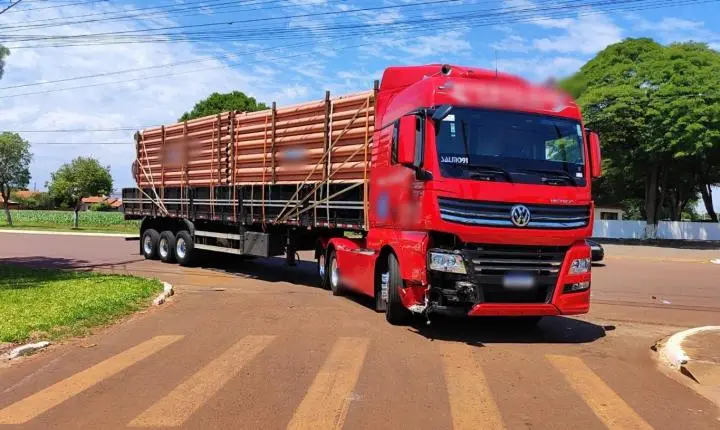 Caminhonete roda na pista após colisão com caminhão em frente ao cemitério municipal