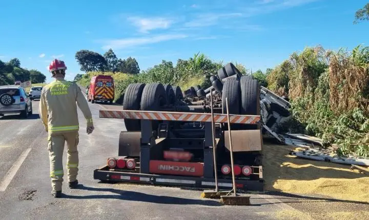 Carreta carregada com soja capota na BR-163 e motorista é atacado por abelhas