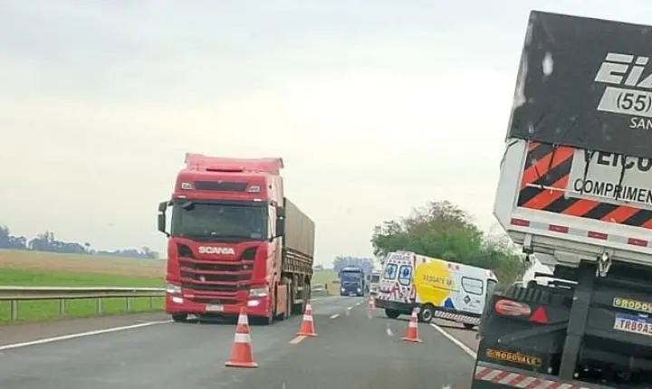 Carreta tomba na BR-163 entre Guaíra e Mercedes