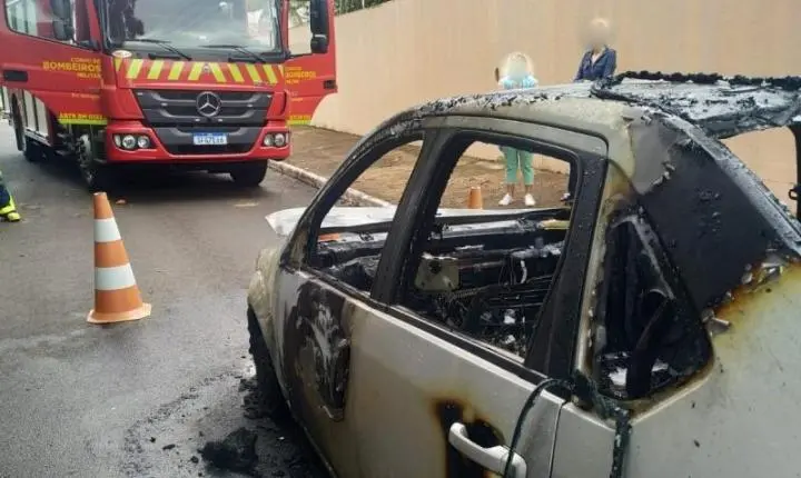Carro pega fogo na área central de Guaíra neste sábado