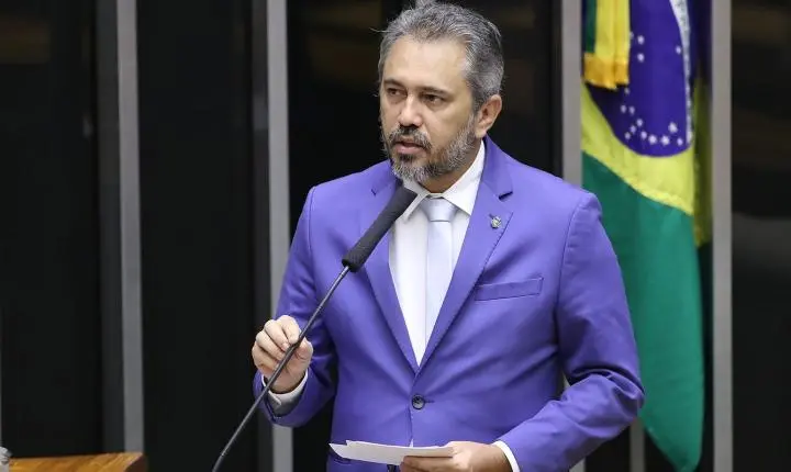 Elmano de Freitas é reeleito governador do Ceará no primeiro turno