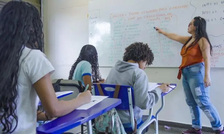 Brasil registra queda histórica nos índices de reprovação e abandono escolar, revela Censo Escolar