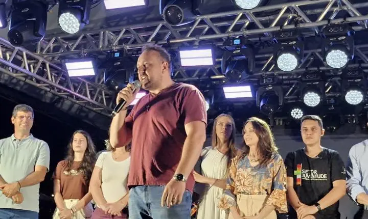 Chegada do Papai Noel marca abertura da programação natalina em Palotina com grande presença do público