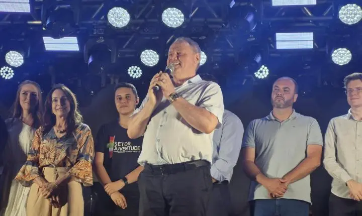 Chegada do Papai Noel marca abertura da programação natalina em Palotina com grande presença do público