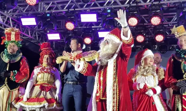 Chegada do Papai Noel marca abertura da programação natalina em Palotina com grande presença do público