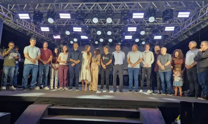 Chegada do Papai Noel marca abertura da programação natalina em Palotina com grande presença do público