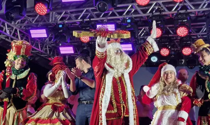 Chegada do Papai Noel marca abertura da programação natalina em Palotina com grande presença do público
