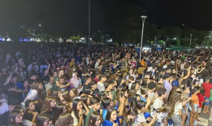 Chegada do Papai Noel marca abertura da programação natalina em Palotina com grande presença do público