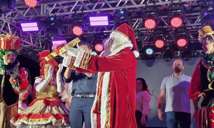 Chegada do Papai Noel marca abertura da programação natalina em Palotina com grande presença do público