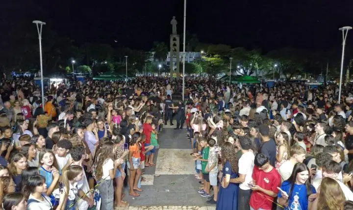 Chegada do Papai Noel marca abertura da programação natalina em Palotina com grande presença do público