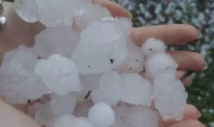 Chuva de granizo surpreende moradores e cobre propriedade de gelo no interior de Toledo