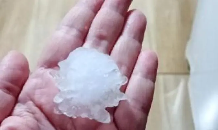 Chuva de granizo surpreende moradores e cobre propriedade de gelo no interior de Toledo