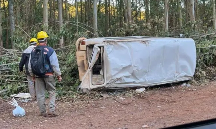 Colisão entre caminhão e Kombi deixa feridos na BR-163 em Mercedes