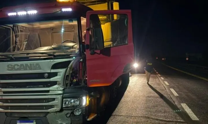 Colisão entre caminhão e Kombi deixa feridos na BR-163 em Mercedes